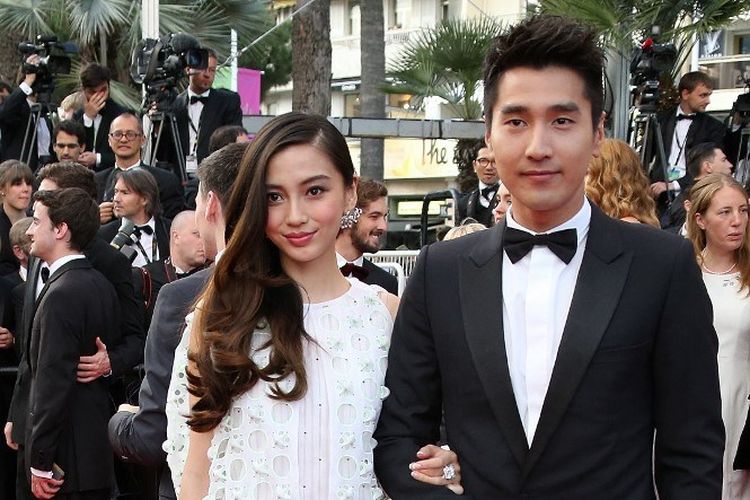 Pasangan artis asal China Angelababy (kiri) dan Huang Xiaoming menghadiri pemutaran film Captives yang di Festival Film Cannes pada 16 Mei 2014. 