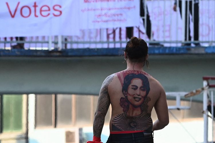 Seorang pengunjuk rasa anti-kudeta militer Myanmar dengan tato punggung Aung San Suu Kyi selama demonstrasi menentang kudeta militer di Yangon pada 8 Februari 2021. [STR/AFP]