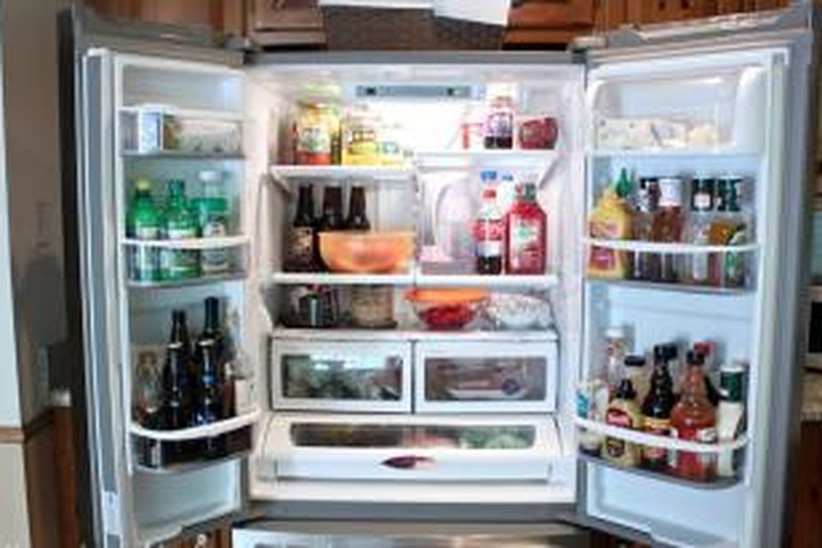 Ketika melihat bekas-bekas makanan berserakan di rak kulkas, tiba-tiba Anda menyadari bahwa inilah saatnya untuk membersihkan kulkas.