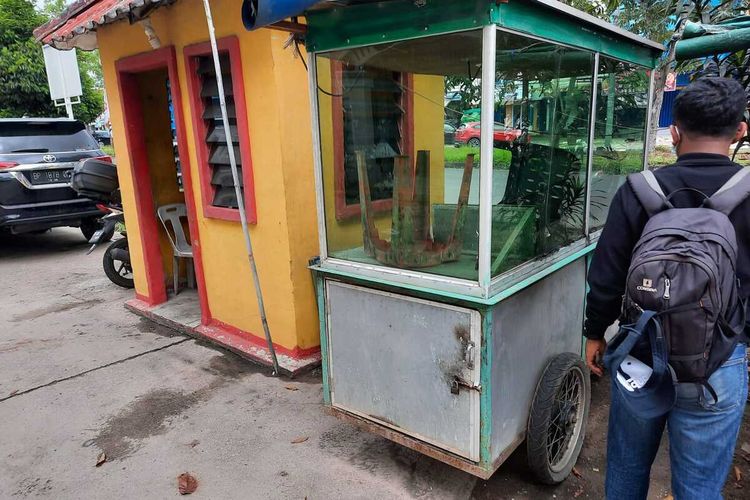 Gerobak Gorengan milik Sujono (48) yang saat ini terpaksa menepi akibat tidak adanya stok minyak goreng murah di kawasan Batuaji.