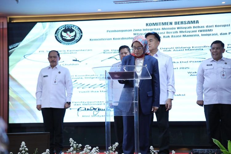 Acara Penandatanganan Perjanjian Kinerja, Pencanangan Pembangunan ZI, dan Launching Website Kemenko Kumham Imipas, di Jakarta, Jumat (10/01/2025).