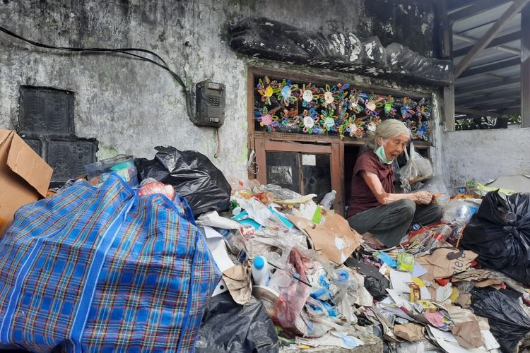 Sulih Warti (75) saat berada di depan rumahnya yang hampir 80 persen dipenuhi dengan sampah. 