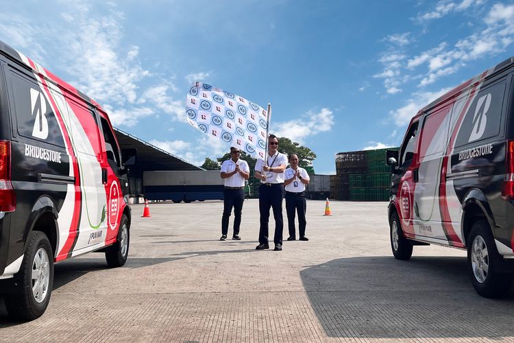 Bridgestone mulai distribusi ban dengan mobil niaga listrik