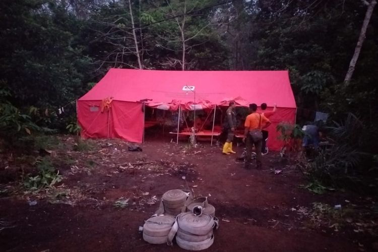 Petugas Manggala Agni Daops Siak mendirikan tenda penginapan di sekitar lokasi kebakaran hutan dan lahan (karhutla) di Kelurahan Terkul, Kecamatan Rupat, Bengkalis, Riau, Selasa (19/2/2019).