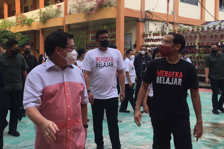 Bobby Nasution saat mendampingi Mendikbudristek RI, Nadiem Makarim meninjau PTM terbatas di Yayasan Perguruan Sultan Iskandar Muda di Medan, Selasa (26/10/2021).