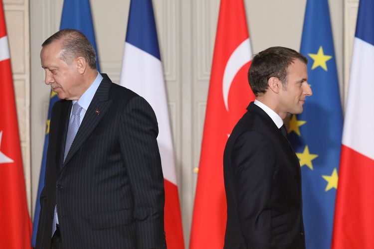 Dalam foto yang diambil pada 5 Januari 2018, Presiden Perancis Emmanuel Macron (kanan) dan Presiden Turki Recep Tayyip Erdogan berjalan selama konferensi pers di Champs Elysee di Paris.