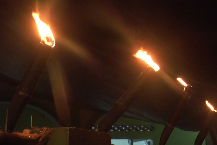 Lampu Obor menghiasi masjid Ar-Rasyidin di Kelurahan Batu Walenrang, Kecamatan Tellu Wanua, Kota Palopo, Selasa (04/06/2019) malam