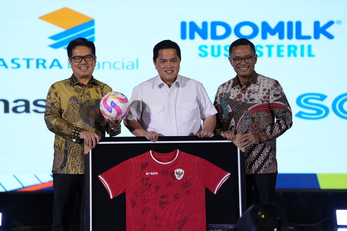 Managing Director Sinar Mas Ferry Salman (kiri) dan Saleh Husin (kanan) bersama Ketua Umum PSSI, Erick Thohir saat kegiatan PSSI Partner Summit 2024. 
