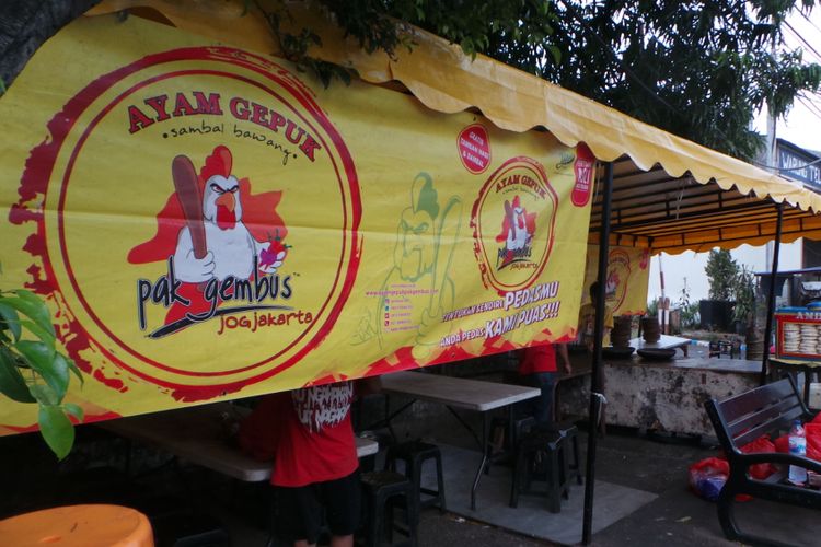 Warung ayam gepuk Pak Gembus di Jalan Pesanggrahan, Jakarta Barat. 