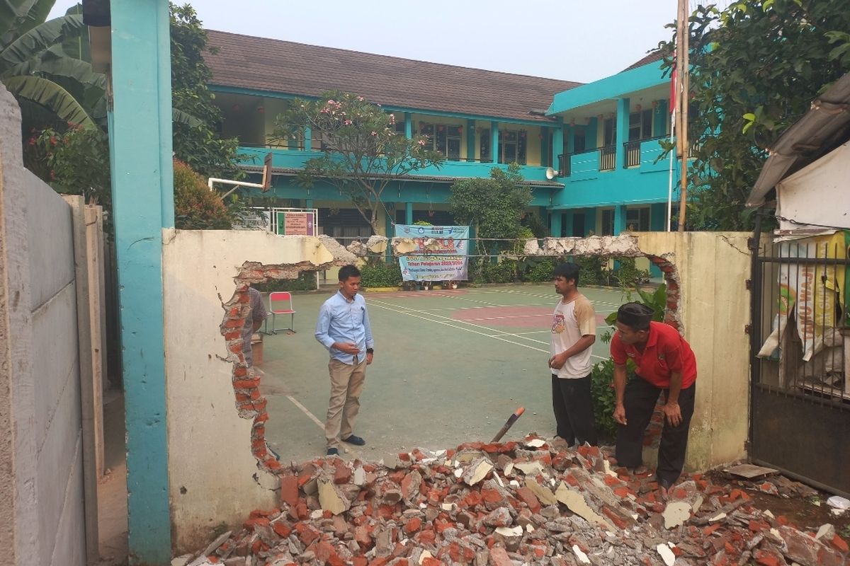 Pemkot Tangerang Selatan mulai bongkar tembok SDN Lengkong Karya 1, Serpong Utara, untuk membuka akses baru sekolah pada Jumat (21/7/2023). Pembongkaran itu menyusul adanya tembok warga yang berdiri menutupi gerbang sekolah. 