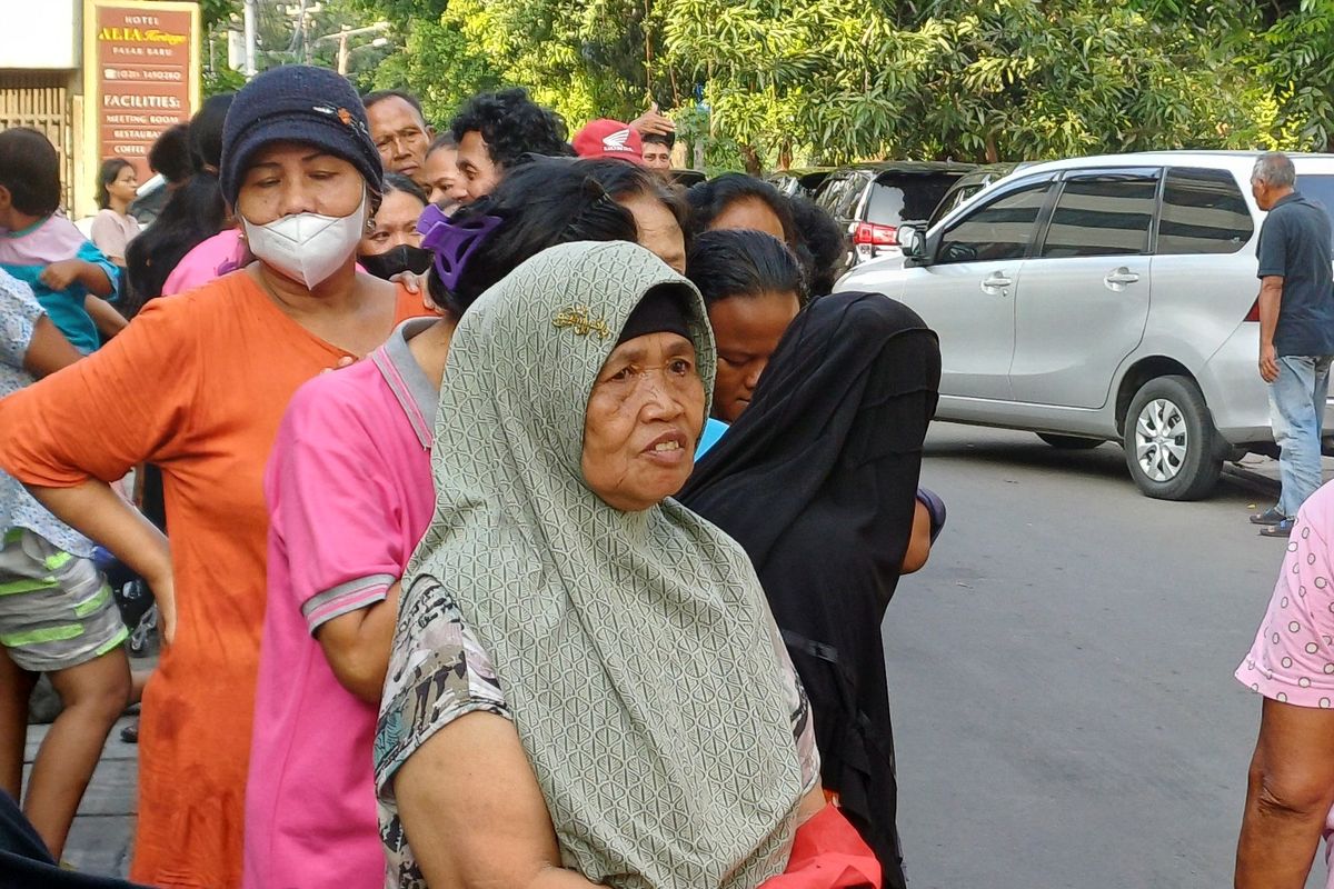 Warga Pasar Baru, Ipah (64) saat mengangre untuk membeli paket nasi bungkus seharga Rp 2.000 di Jalan Pasar Baru Selatan, Pasar Baru, Sawah Besar, Jakarta Pusat, Senin (25/3/2024).