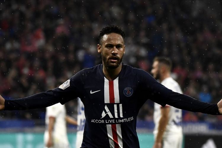 Penyerang Paris Saint-Germain, Neymar, merayakan golnya pada pertandingan Olympique Lyon vs PSG di Stadion Groupama dalam lanjutan Liga Perancis, 22 September 2019. 