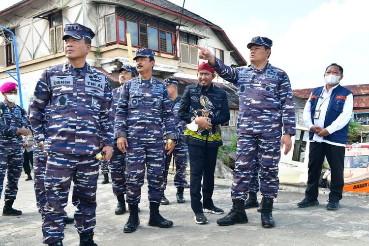 KSAL Laksamana Yudo Margono saat meninjau lokasi yang akan menjadi Markas Lanal Sumenep, Madura, Minggu (29/5/2022).