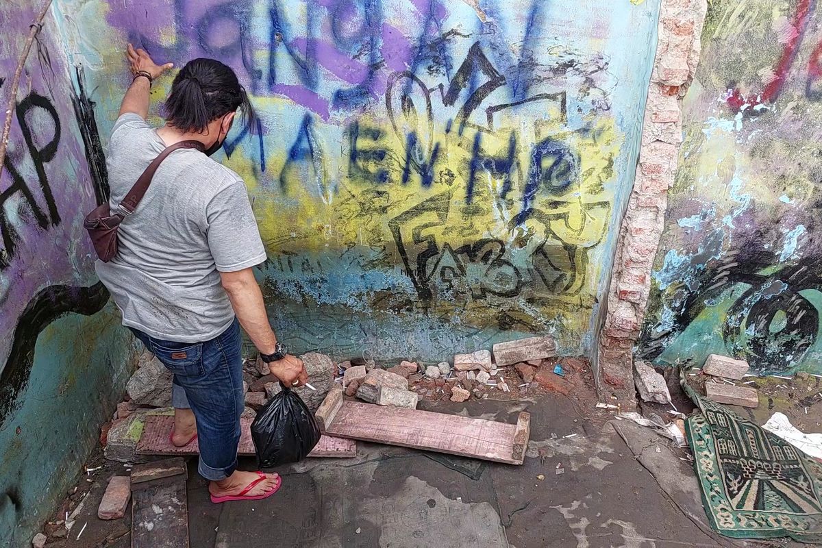 Polsek Palmerah menemukan sejumlah bekas paket sabu dan alat hisap yang disembunyikan di balik puing-puing lahan kosong di Kampung Boncos, Kota Bambu Selatan, Palmerah, Jakarta Barat, pada Rabu (6/7/2022) sore. 