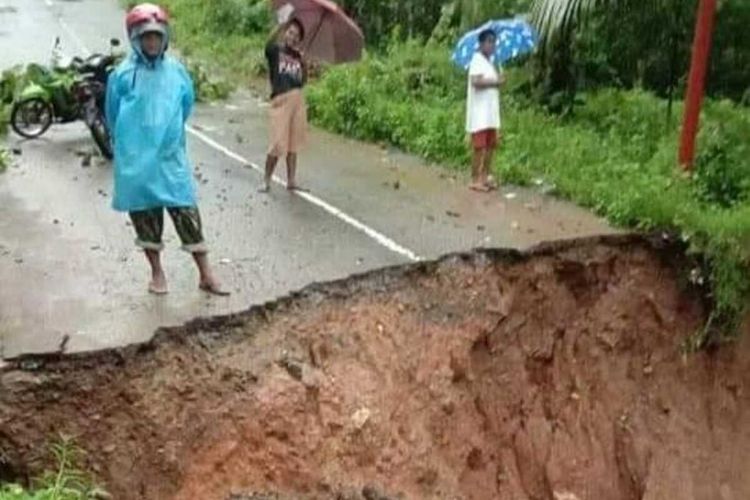 Jalan di Desa Alang, Kecamatan Leihitu Barat, Kabupaten Maluku Tengah ambles setelah hujan deras mengguyur wilayah tersebut pada Selasa (13/7/2021).