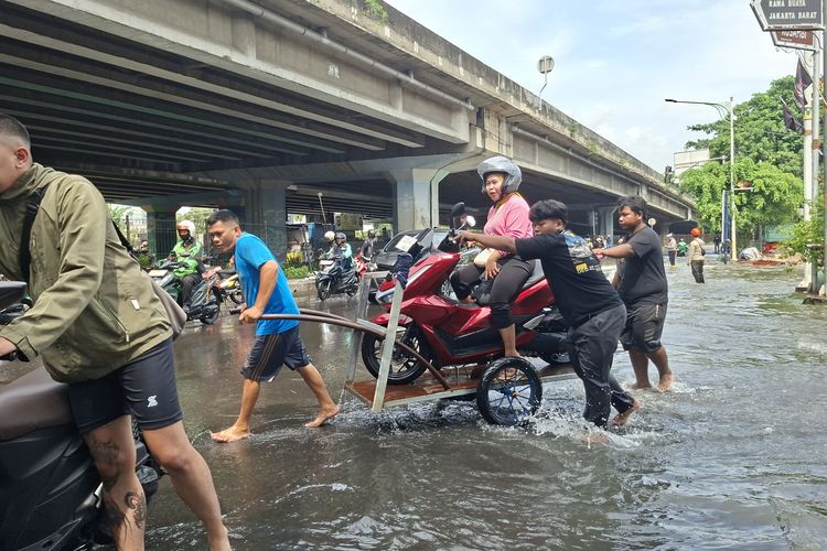 Kala Banjir Jadi Cuan, Jasa Gerobak Angkut Motor di Jakbar Raup Rp 800.000 Sehari