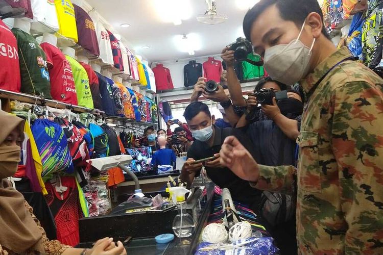 Wali Kota Solo Gibran Rakabuming Raka saat mengembalikan uang dugaan pungli lurah ke salah satu toko di kawasan Jalan Dr Radjiman Solo, Jawa Tengah, Minggu (2/5/2021).