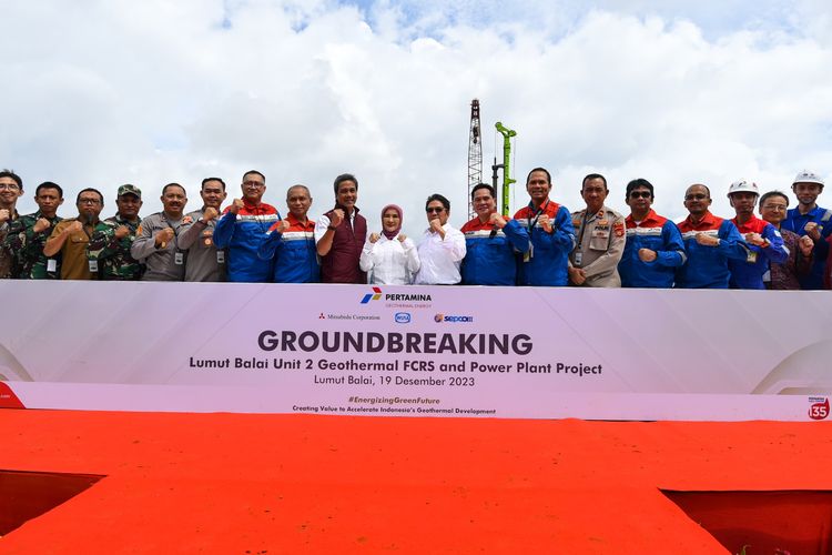 Direktur Utama PT Pertamina (Persero) Nicke Widyawati berfoto bersama dengan seluruh stakeholder di wilayah kerja Lumut Balai dalam Groundbreaking proyek Pembangkit Listrik Tenaga Panas Bumi (PLTP) Lumut Balai Unit 2 oleh PT Pertamina Geothermal Energy (PGE) di Semendo Darat Laut, Muara Enim, Sumatera Selatan. Senin (18/12/2023).