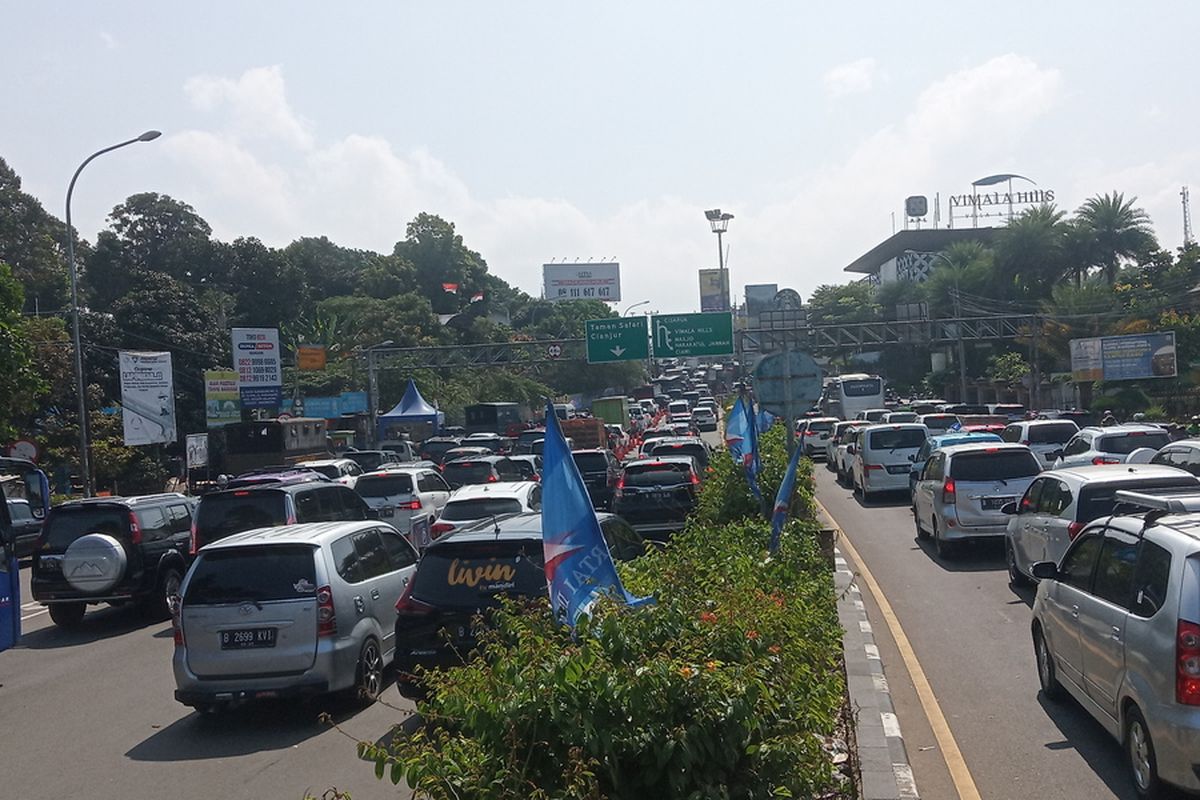 Situasi arus lalu lintas saat ganjil genap diterapkan di Puncak Bogor, Jawa Barat, Sabtu (9/10/2021).