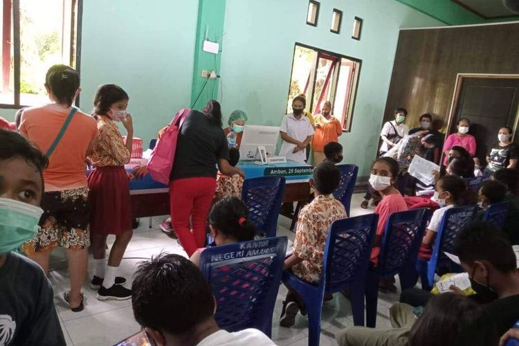 Suasana vaksinasi Covid-19 untuk anak usia 6-11 tahun di sejumlah sekolah di Kota Ambon di hari kedua, Rabu (12/1/2022)
