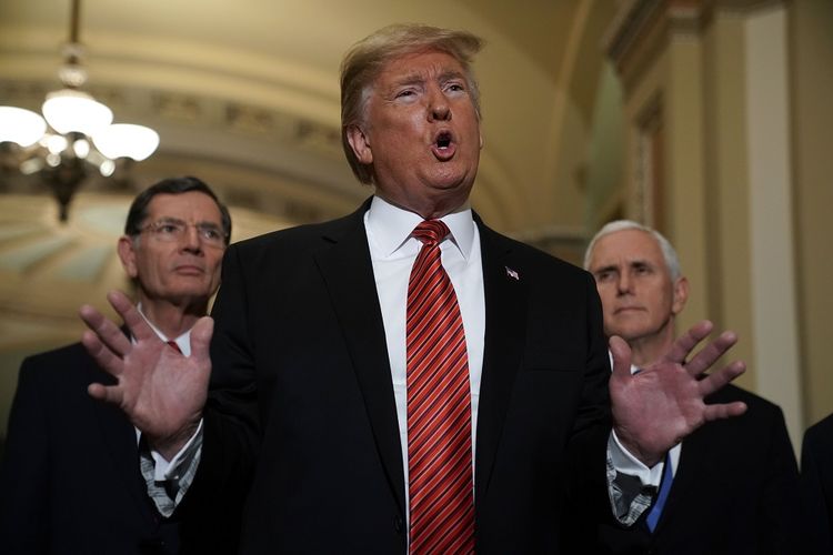 Presiden Amerika Serikat Donald Trump memberikan keterangan kepada media setelah pertemuan dengan anggota Senat dari Partai Republik di Washington pada 9 Januari 2019.