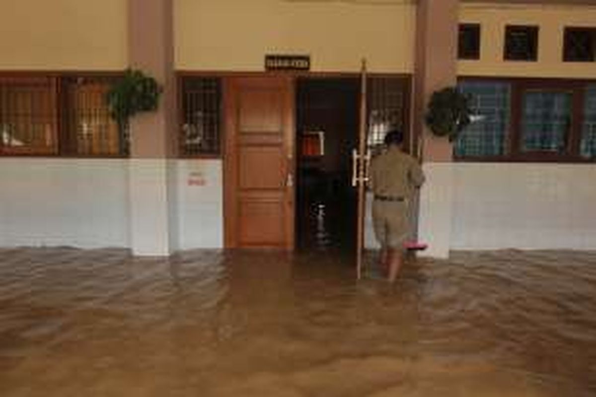 Banjir merendam lapangan SMAN 8, Bukit Duri, Jakarta, Selasa (8/3/2016). 