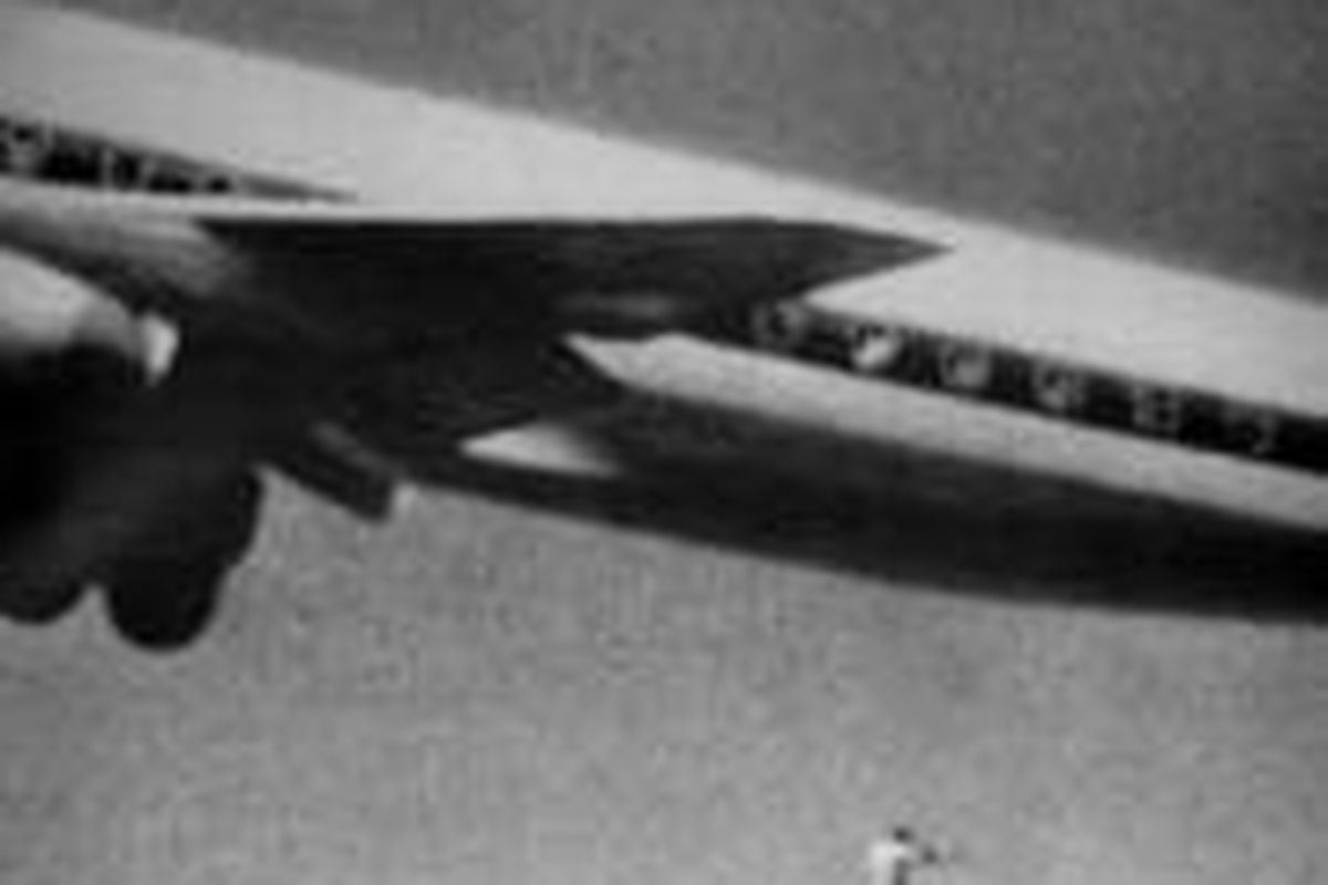 Keith Sapsford jatuh dari pesawat Japan Airlines rut Sydney-Tokyo pada Februari 1970 setelah terbang ilegal di ruang roda pesawat. 