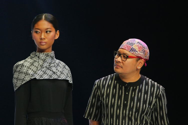 Make up artist Adi Adrian (kanan) bersama model yang dirias dengan tren terbaru Wardah Percik Jiwa di acara Indonesia Fashion Week (29/3).
