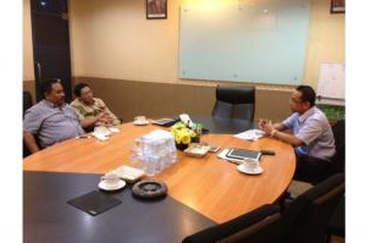 Foto pertemuan antara Pengusaha Yudhi Setiawan dengan Luthfi Hasan Ishaq dan Ahmad Fathanah di kantor Yudi. Foto tersebut dibeberkan oleh pengacara Yudi. Fidel Angwarmasse di kantornya, Sabtu (12/10/2013)