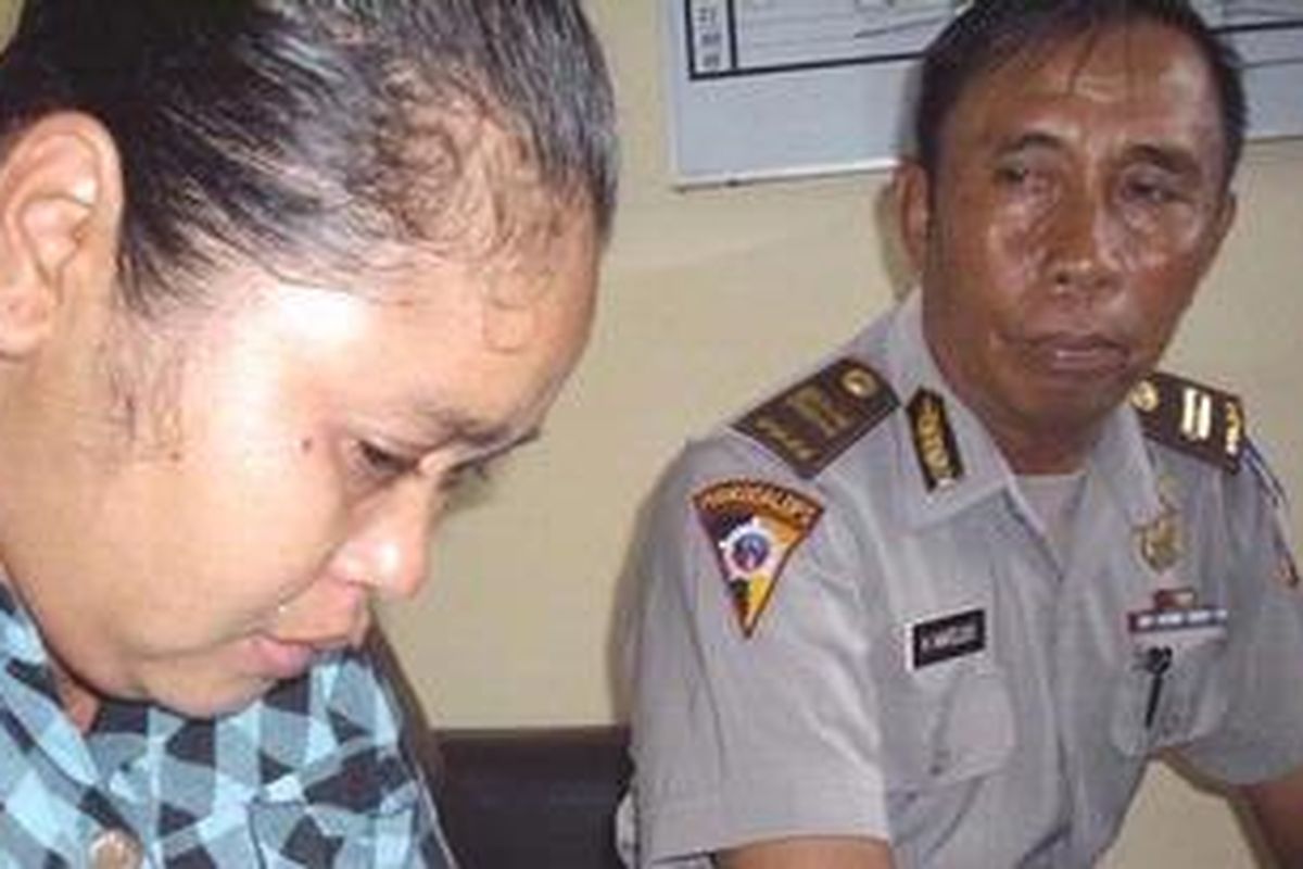 Tersangka Desi Eriyanti menangis di ruang Kasat Reskrim Polres Situbondo, Selasa (30/11). 