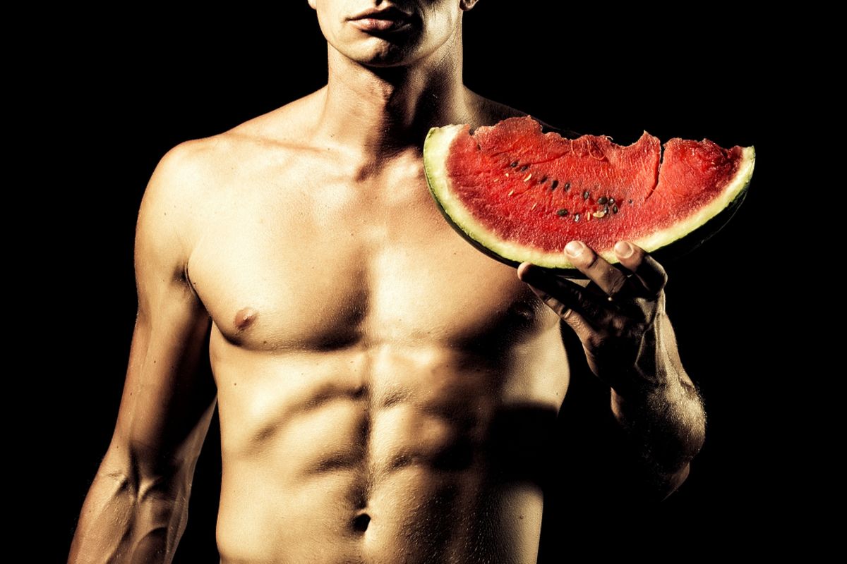 Ilustrasi makan semangka