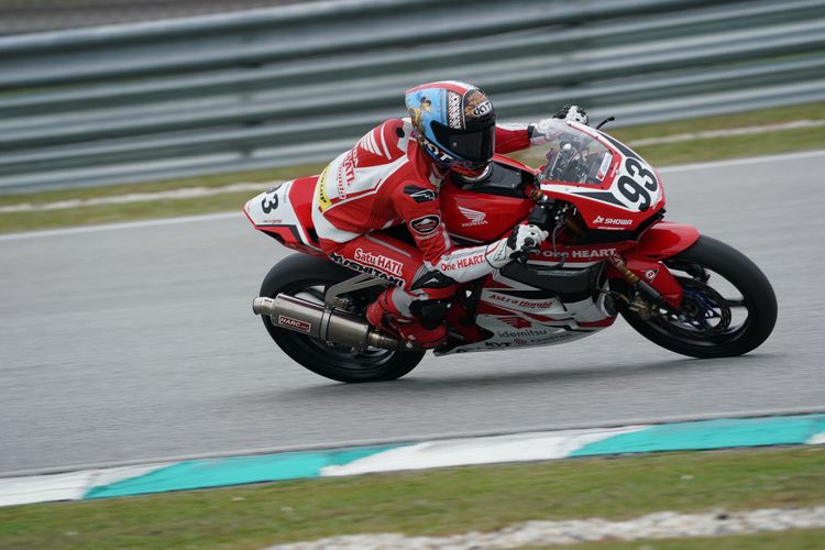 Pebalap Indonesia lulusan Astra Honda Racing School (AHRS) kembali mencatatkan prestasi di kancah balap internasional. Fadillah Arbi Aditama, yang saat ini bersaing di Asia Road Racing Championship (ARRC) 2025 kelas Asia Production (AP) 250, mendapat kesempatan menjadi pebalap pengganti di kelas Grand Prix (GP) Moto3.