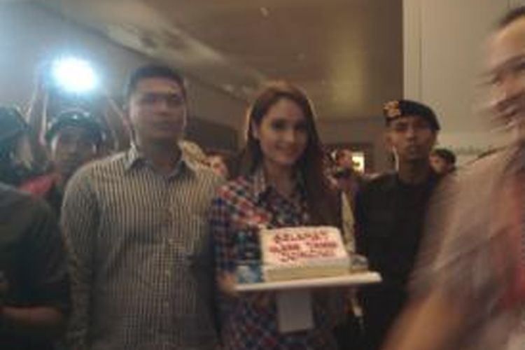 Cinta Laura dan kue ulang tahun untuk Jokowi