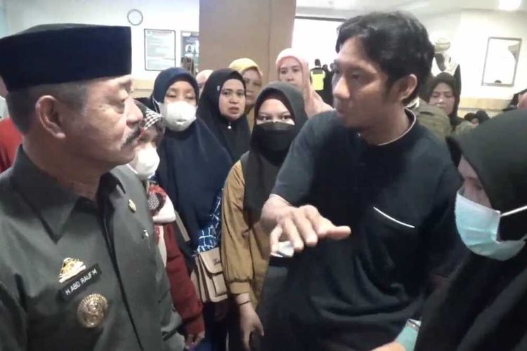 Sejumlah pasien RSUD Syekh Yusuf, Kabupaten Gowa, Sulawesi Selatan melayangkan protes saat wakil bupati setempat menggelar sidak pasca mogok dokter yang menuntut pembayaran tunjangan insentif. Selasa, (7/11/2023).