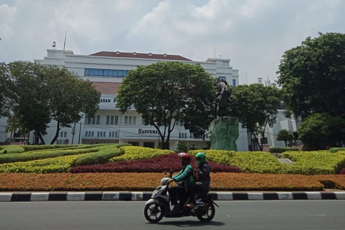 Taman Suropati berseberangan dengan Gedung Bappenas. Di tengah jalan terdapat taman dengan rumput dan bunga berwarna-warni yang tampak cantik.
