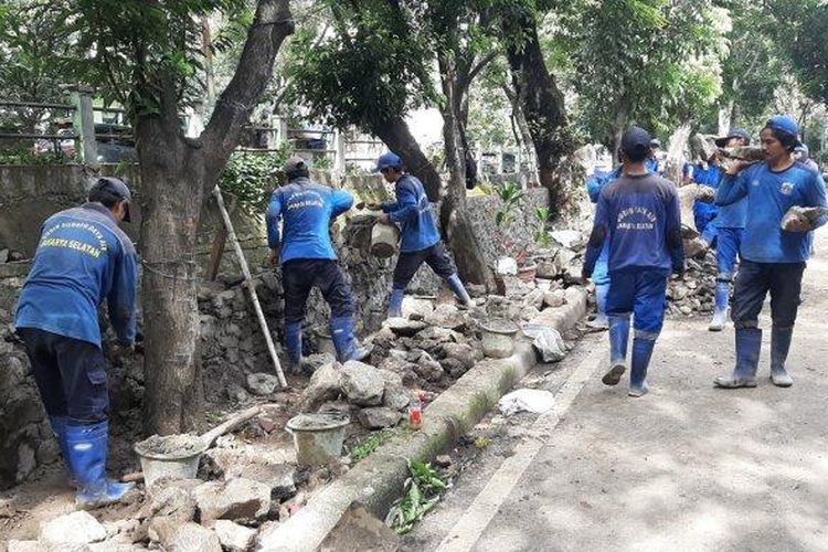 Suku Dinas Sumber Daya Air (Sudin SDA) Jakarta Selatan memperbaiki turap di sodetan Kali Darmawangsa, Kebayoran Baru, Jakarta Selatan, Senin (7/2/2022). 