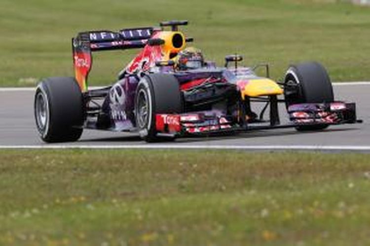 Pebalap Red Bull, Sebastian Vettel, memacu mobilnya di Sirkuit Nurburgring pada sesi latihan bebas kedua GP Jerman, Jumat (5/7/2013).