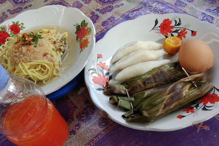 Seporsi kuliner khas Toboali yakni mie ikan Toboali dengan tambahan otak-otak, pempek, jeruk kunci, dan telur tersaji di warung milik Cemilun, Toboali, Bangka Selatan, Kamis (3/8/2017). Mie ikan Toboali disajikan dengan taburan daging ikan parang-parang yang digiling bersama irisan daun seledri dan bawang gorong.