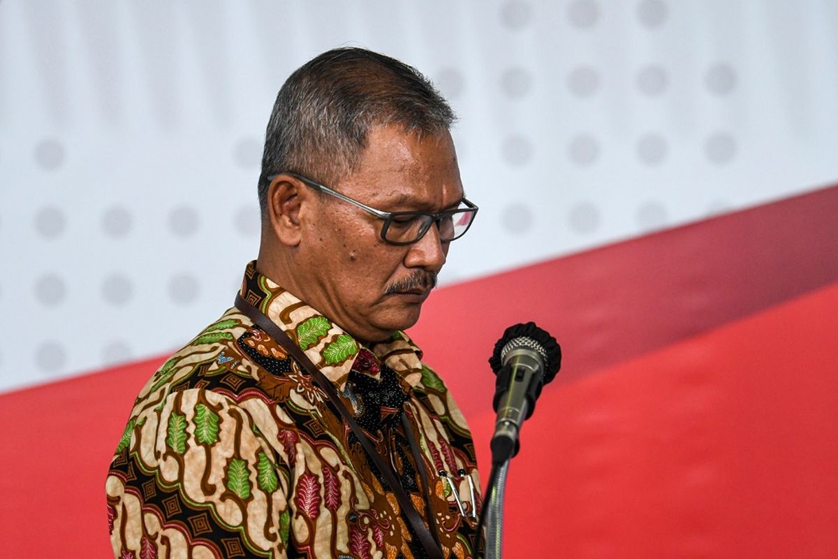 Juru Bicara Pemerintah untuk Penanganan COVID-19 Achmad Yurianto bersiap menyampaikan keterangan pers di Graha BNPB, Jakarta, Jumat (27/3/2020). Berdasarkan data hingga Jumat (27/3/2020) pukul 12.00, jumlah kasus positif COVID-19 mencapai 1.046 orang di 27 provinsi se-Indonesia dengan jumlah pasien sembuh mencapai 46 orang dan  meninggal dunia mencapai 87 orang.  ANTARA FOTO/Nova Wahyudi/nz
