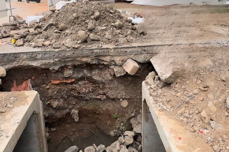 PAM Jaya mengumumkan bahwa terjadi kebocoran pipa transmisi air baku PJT II di Jalan Prof Dr Satrio, Jakarta Selatan (Jaksel). 