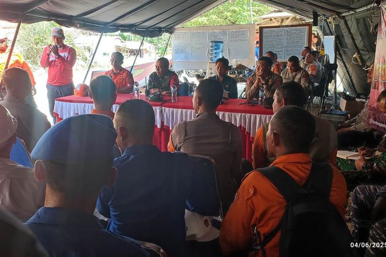 Sejumlah tim SAR gabungan penanganan longsor gunung kuda di Kabupaten Cirebon Jawa Barat menggelar rapat setelah terjadi longsor susulan hingga mengakibatkan keretakan capai empat meter di posko penanganan pada Rabu (4/6/2025) siang.