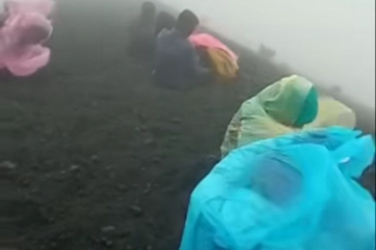 Tangkapan layar para pendaki yang diterjang badai di pendakian gunung Rinjani, Kamisn(29/12/2022)