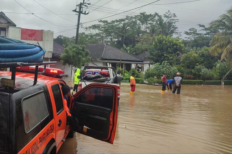 Petugas BPBD Kabupaten Malang melakukan assesment banjir di Desa Sitiarjo, Kecamatan Sumbeemanjing Wetan, Kabupaten Malang, Jumat (7/7/2023).