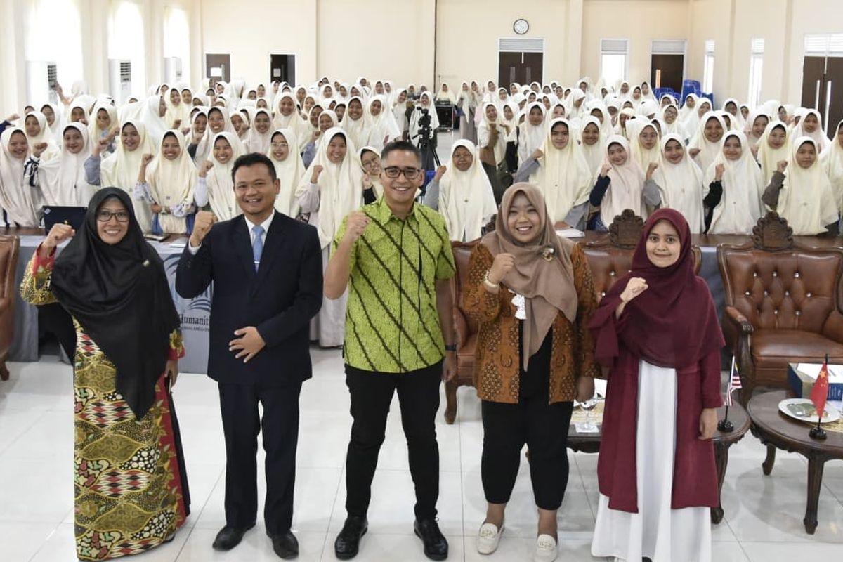 Badan Nasional Penanggulangan Terorisme (BNPT) memberikan edukasi tentang penanganan terorisme kepada ratusan mahasiswi jurusan Hubungan Internasional (HI), Fakultas Humaniora, Universitas Darussalam (Unida) Gontor di Ngawi, Jawa Timur (Jatim), Rabu (10/7/2024). (DOK. Humas BNPT)