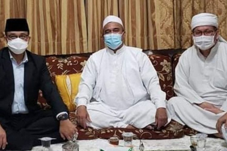 Jakarta Governor Anies Baswedan (left) visits FPI chief Habib Rizieq (middle) along with MUI Deputy Secretary General Tengku Zulkarnain (10/11/2020)