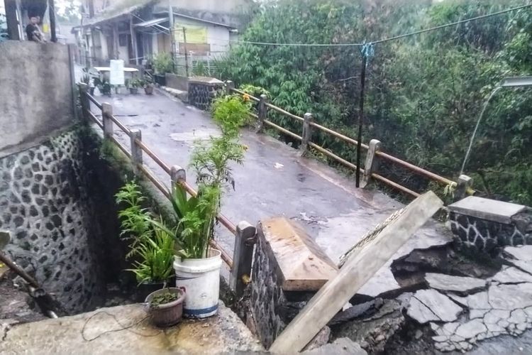 Jembatan ambles di Gang Jayaniti, Kecamatan Cikole, Sukabumi, Jawa Barat, Jumat (7/10/2022).
