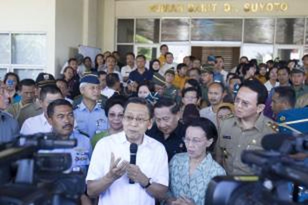 Wakil Presiden RI Boediono (memegang mikrofon) berbicara kepada wartawan sebelum menjenguk korban kecelakaan KRL dan truk di Rumah Sakit dr Suyoto, Jakarta Selatan, Selasa (10/12/2013). Tabrakan antara KRL jurusan Serpong-Tanah Abang dan truk tangki pembawa bahan bakar yang terjadi di Bintaro kemarin menyebabkan enam orang tewas dan puluhan orang terluka.