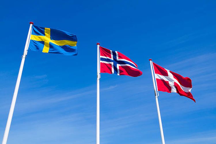 Ilustrasi bendera Denmark, Norwegia, dan Swedia, yang merupakan negara-negara Skandinavia.