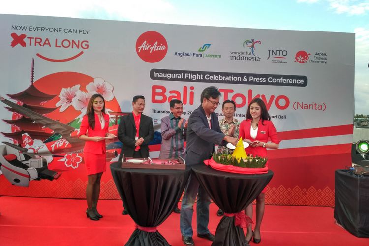 Pemotongan tumpeng oleh CEO AirAsia Untuk Indonesia Dendy Kurniawan untuk peresmian rute langsung Bali-Tokyo, di Bali, Kamis (25/5/2017)