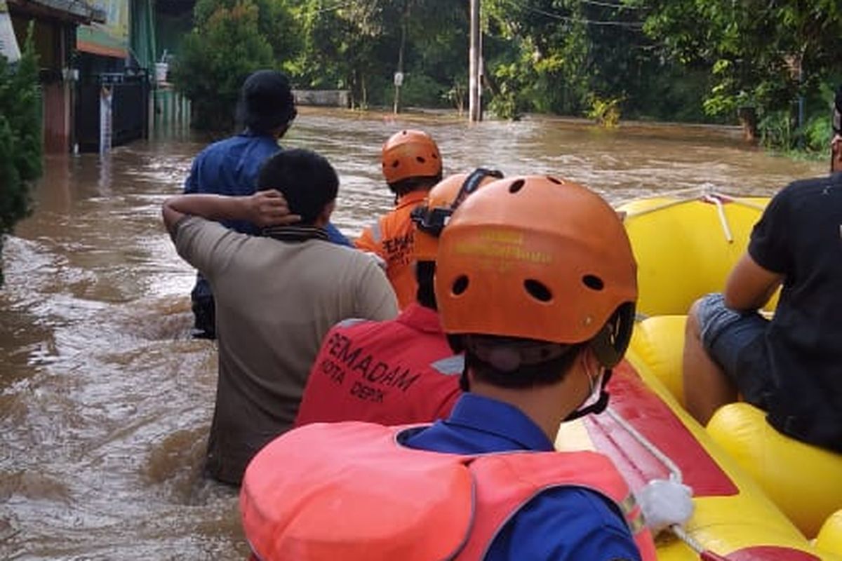 Banjir di perumahan Bukit Sawangan Indah, kelurahan Duren Mekar, Bojong Sari, Depok, Jawa Barat pada Sabtu (18/4/2020) pagi